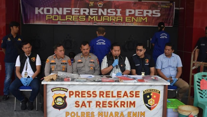 Polres Muara Enim konferensi pers dugaan korupsi dana desa oleh Eks Kades Darmo Kasih