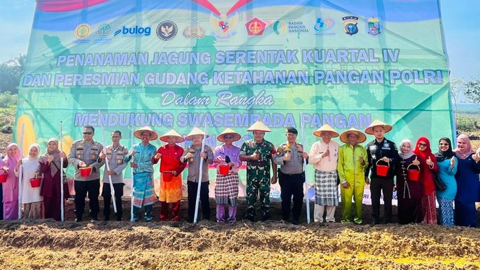 Polres Pelalawan menanam jagung di lahan seluas 2 hektare mendukung ketahanan pangan.