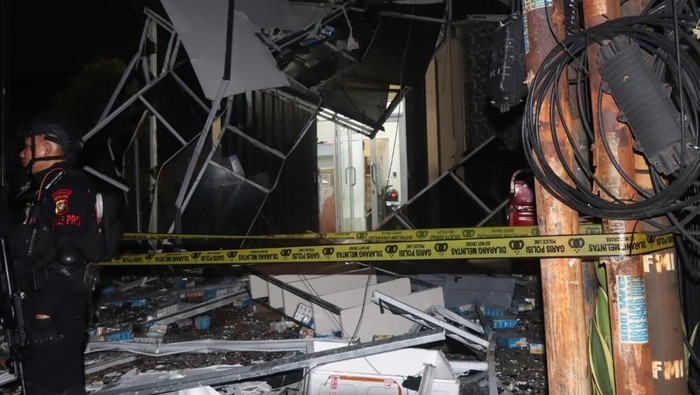 Potret gedung farmasi di Pondok Aren, Tangsel, porak-poranda akibat ledakan pada Rabu (8/10/2025) malam.