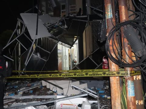 Potret gedung farmasi di Pondok Aren, Tangsel, porak-poranda akibat ledakan pada Rabu (8/10/2025) malam.