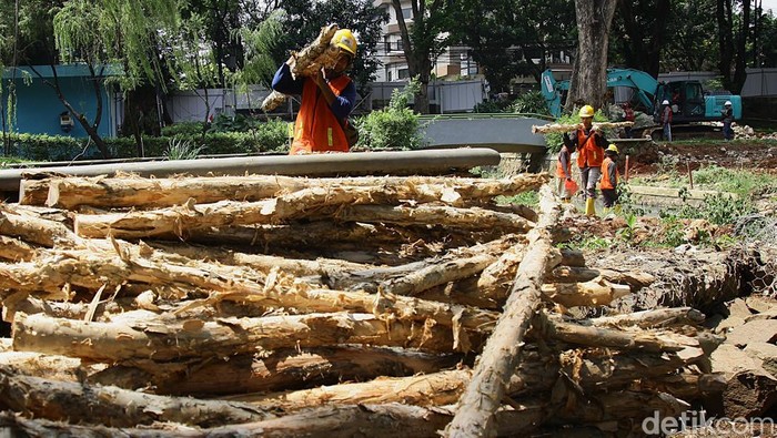 Progres Pembangunan Taman Bendera Pusaka di Jaksel Terus Dikebut Pekerjaan pembangunan ruang terbuka hijau Taman Bendera Pusaka di kawasan Kramat Pela, Kebayoran Baru, Jakarta Selatan, terus menunjukkan perkembangan. Sejumlah pekerja tampak melakukan aktivitas konstruksi di lokasi proyek pada Kamis (9/10/2025).