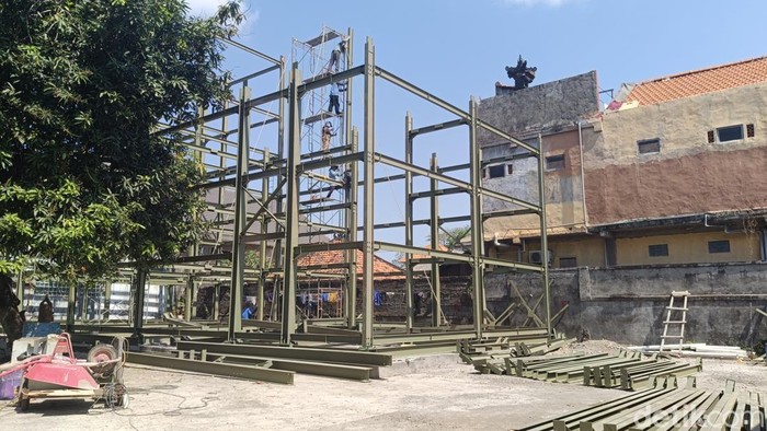 Proses pembangunan gedung parkir di kawasan Pantai Bangsal, Sanur, Bali pada Rabu (8/10/2025).
