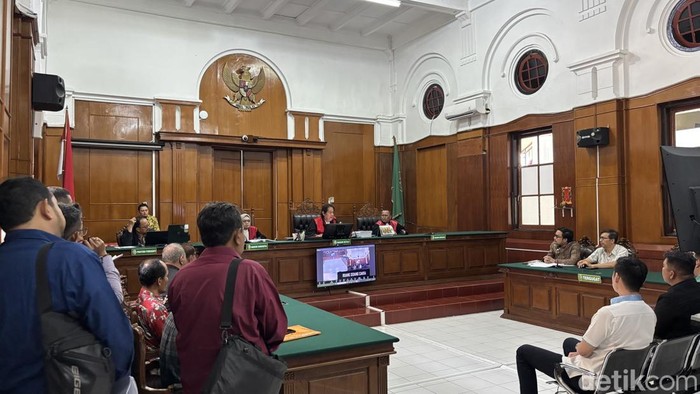 Proses persidangan di ruang cakra Pengadilan Negeri Surabaya