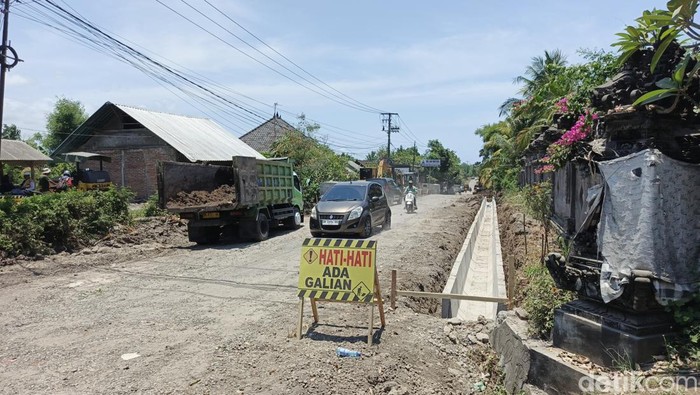 Proyek perbaikan jalan penghubung antara Kelurahan Lelateng dan Desa Pengambengan, Kecamatan Negara, Kabupaten Jembrana, Bali, Kamis (9/10/2025). (Foto: Putu Adi Budiastrawan/detikBali)