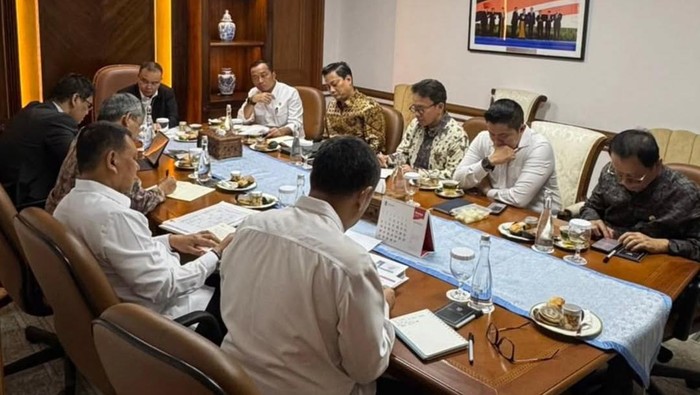 Menteri Keuangan Purbaya Yudhi Sadewa bersama dengan dua Wakil Menterinya, Suahasil Nazara dan Thomas Djiwandono rapat bareng Sekretaris Kabinet Tedy Indra Wijaya.