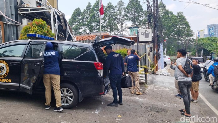 Puslabfor Polri turun mengecek lokasi ledakan di gedung farmasi Jalan Jombang Raya, Pondok Aren, Tangsel, Kamis (9/10/2025) siang.