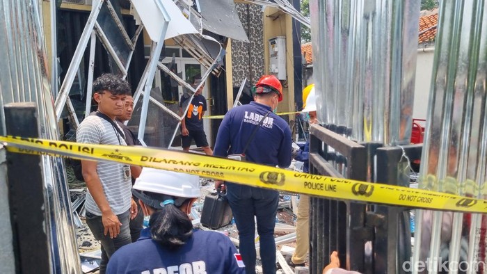 Puslabfor Polri turun mengecek lokasi ledakan di gedung farmasi Jalan Jombang Raya, Pondok Aren, Tangsel, Kamis (9/10/2025) siang.