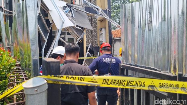 Puslabfor Polri turun mengecek lokasi ledakan di gedung farmasi Jalan Jombang Raya, Pondok Aren, Tangsel, Kamis (9/10/2025) siang.