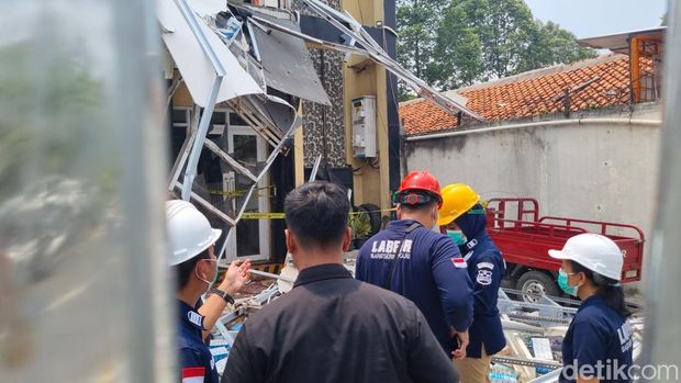 Puslabfor Polri turun mengecek lokasi ledakan di gedung farmasi Jalan Jombang Raya, Pondok Aren, Tangsel, Kamis (9/10/2025) siang.