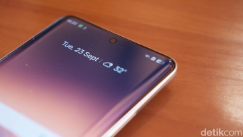 Tepian HP ini dibuat melengkung lyaknya HP premium. Foto: Adi Fida Rahman/detikINET