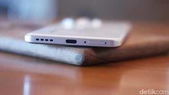 Di sisi daya, baterai 7000mAh Titan Battery dikombinasikan dengan bodi ultra-tipis 7,79 mm, menjadikannya ponsel dengan baterai jumbo tertipis di kelasnya. Teknologi 80W Ultra Charge mampu mengisi 50% daya dalam 25 menit. Foto: Adi Fida Rahman/detikINET