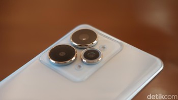Realme 15 Pro 5G membawa sistem Triple 50MP Ultra Clear Camera dengan kemampuan rekam 4K 60FPS di semua lensa, termasuk kamera depan. Sensor utama Sony IMX896 berukuran 1/1.4 inci lengkap dengan OIS, ditemani kamera ultra-wide 50MP dan kamera depan 50MP yang juga mendukung 4K. Foto: Adi Fida Rahman/detikINET