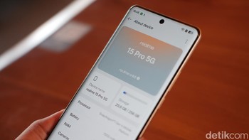 Realme 15 Pro 5G mengandalkan Snapdragon 7 Gen 4 (4nm) dengan skor AnTuTu di atas 1,1 juta. Prosesor ini mendukung gameplay hingga 120Hz di Mobile Legends dan 90FPS di PUBG atau Free Fire, dilengkapi 7000mm² Dual VC Cooling agar tetap adem saat gaming berat. Foto: Adi Fida Rahman/detikINET