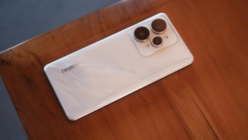 Realme menanamkan tiga inovasi AI di ponsel ini: AI Edit Genie, bisa mengedit foto hanya dengan satu perintah suara. AI Party Mode, menciptakan efek cahaya neon seperti suasana pesta. AI MagicGlow 2.0, memberi pencahayaan dinamis yang artistik dan berkarakter.