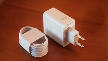 Realme memberikan adapter 80W. Foto: Adi Fida Rahman/detikINET