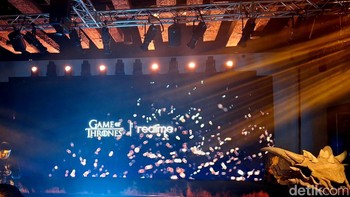 Masuk ke ruangan launching, nuansa Game of Thrones kian lekat. Tengkorak naga di kedua sisi mengapit panggung dengan gambar layar yang terus mengeluarkan bara api. Tambah lagi ada suara gemerisik, laksana ada yang terbakar! Foto: Kris Fathoni/detikINET