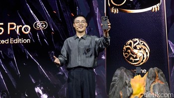 Chase Xu, Vice President dan Chief Marketing Officer Realme, lalu secara resmi memperkenalkan Realme 15 Pro Game of Thrones Limited Edition. (Foto: Dok. realme). 