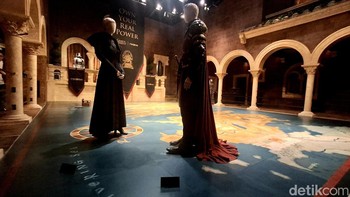 Penggemar Game of Thrones pasti hapal ini set dalam adegan apa. Di belakang ada Own Your Real Power, semboyan kolaborasi Game of Thrones dan realme. Foto: Kris Fathoni/detikINET