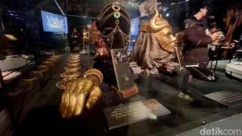 Ada tangan palsu Jamie Lannister bersebelahan dengan produk Realme 15 Pro Game of Thrones Limited Edition di salah satu etalase. Foto: Kris Fathoni/detikINET