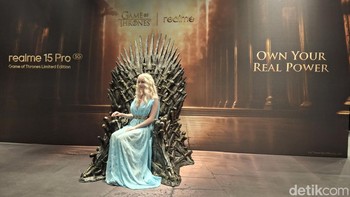 Cosplayer Daenerys Targaryen duduk di atas singgasana Iron Throne. Foto: Kris Fathoni/detikINET