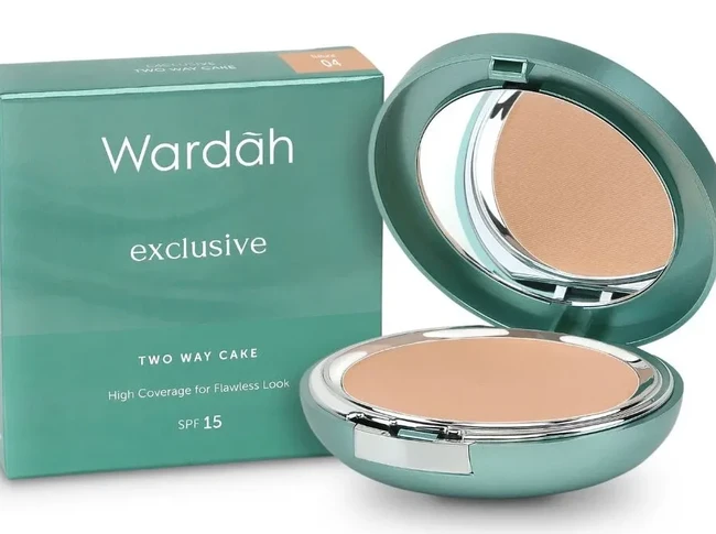 Rekomendasi Bedak Padat untuk Usia 40 Tahun ke Atas