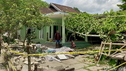 Penampakan rumah Briptu Rizka seusai diamuk puluhan keluarga Brigadir Esco, Kamis (9/10/2025). (M. Zahiruddin/detikBali)