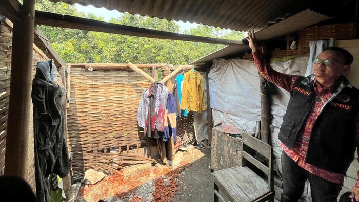 Rumah rusak terdampak angin kencang di Desa Penompo, Jetis, Mojokerto