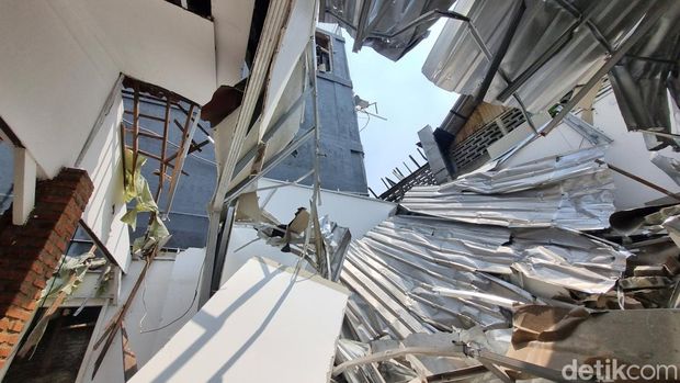 Rumah warga hancur imbas ledakan gedung farmasi di Tangsel. (Taufiq/detikcom)