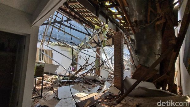 Rumah warga hancur imbas ledakan gedung farmasi di Tangsel. (Taufiq/detikcom)