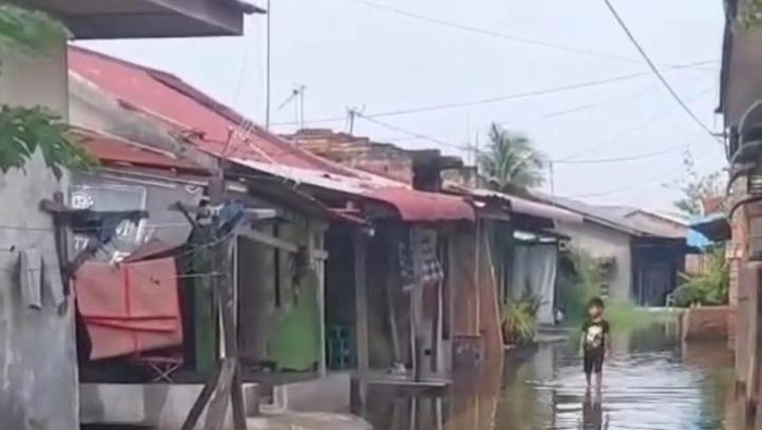 Rumah warga terendam air akibat tanggul jebol di Kecamatan Medan Marelan, Kota Medan. (dok. Tangkapan layar media sosial)