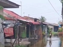 Tanggul Parit Jebol Bikin Rumah Warga Terendam Air di Medan