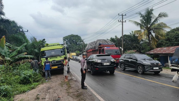 Satlantas Polres Pelalawan melakukan pengaturan lalu lintas imbas kecelakaan 2 truk besar di Jalintim.
