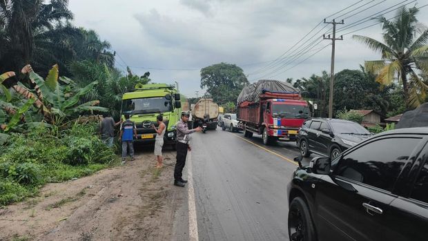 Satlantas Polres Pelalawan melakukan pengaturan lalu lintas imbas kecelakaan 2 truk besar di Jalintim.