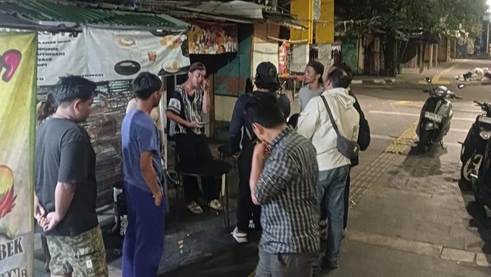 Segerombolan orang bersenjata menyerang warkop di Tanah Abang, Jakpus, menggunakansajam dan air gun. Pelaku juga mencuri uang di warkop itu. (dok Istimewa)