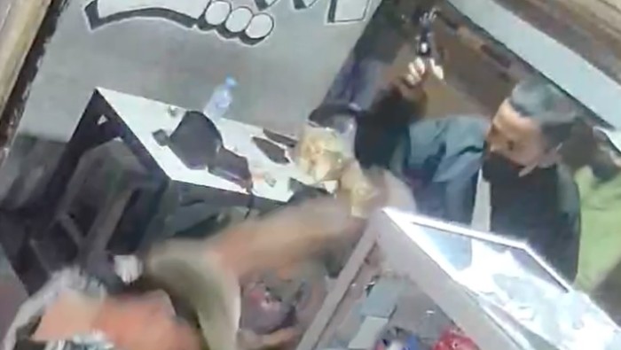 Sejumlah orang yang disebut geng motor menyerang warkop di Tanah Abang, Jakpus. Penyerangan brutal itu terekam CCTV warkop itu videonya viral di medsos. (dok Istimewa)