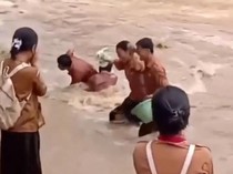 Siswa di Nisel Seberangi Sungai: Pak Prabowo, Kami Tersiksa Kalau Hujan