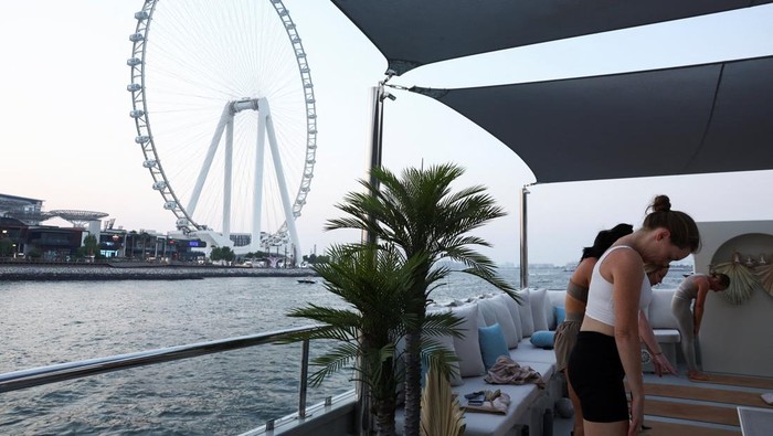 Sensasi Pilates di Kapal Pesiar Dubai People participate in a pilates class on a yacht, in Dubai, United Arab Emirates, October 7, 2025. REUTERS/Amr Alfiky