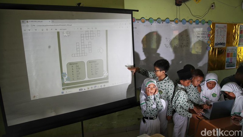 Sentuhan Teknologi Ubah Cara Belajar di Madrasah Sejumlah siswa-siswi belajar bahasa arab dengan sistem digital dan membaca buku dari perpustakaan digital di kawasan Madrasah Ibtidaiyah Negeri 20, Rorotan, Jakarta Utara, Kamis (9/10/2025)
