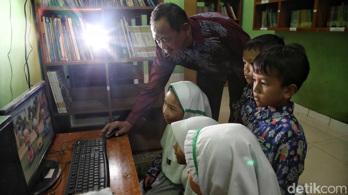 Sejumlah siswa-siswi belajar bahasa arab dengan sistem digital dan membaca buku dari perpustakaan digital di kawasan Madrasah Ibtidaiyah Negeri 20, Rorotan, Jakarta Utara, Kamis (9/10/2025)