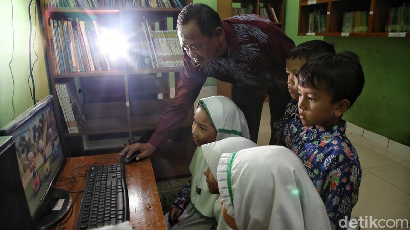 Sentuhan Teknologi Ubah Cara Belajar di Madrasah Sejumlah siswa-siswi belajar bahasa arab dengan sistem digital dan membaca buku dari perpustakaan digital di kawasan Madrasah Ibtidaiyah Negeri 20, Rorotan, Jakarta Utara, Kamis (9/10/2025)