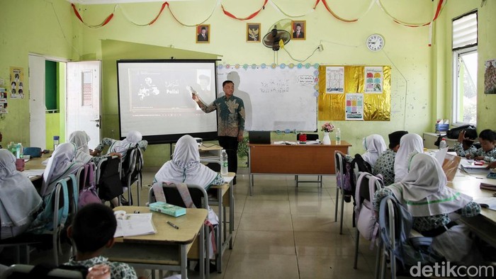 Sejumlah siswa-siswi belajar bahasa arab dengan sistem digital dan membaca buku dari perpustakaan digital di kawasan Madrasah Ibtidaiyah Negeri 20, Rorotan, Jakarta Utara, Kamis (9/10/2025)