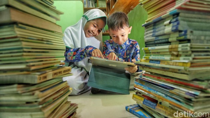 Sentuhan Teknologi Ubah Cara Belajar di Madrasah Sejumlah siswa-siswi belajar bahasa arab dengan sistem digital dan membaca buku dari perpustakaan digital di kawasan Madrasah Ibtidaiyah Negeri 20, Rorotan, Jakarta Utara, Kamis (9/10/2025)