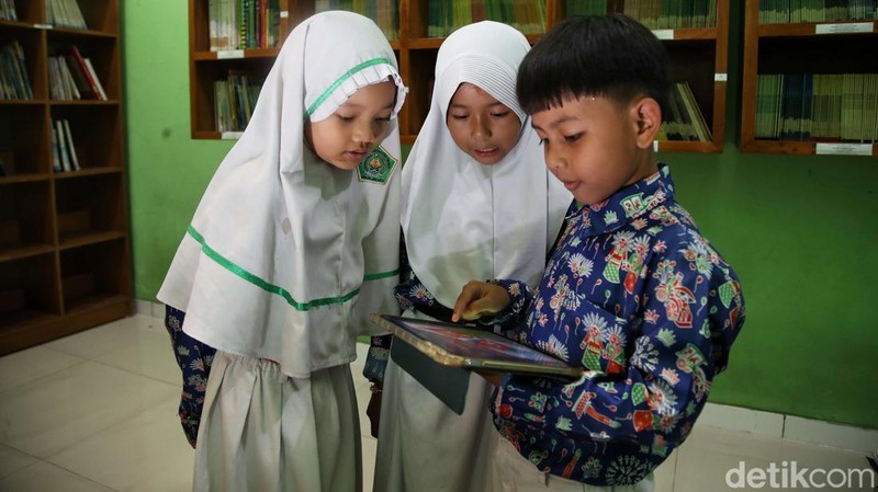 Sentuhan Teknologi Ubah Cara Belajar di Madrasah Sejumlah siswa-siswi belajar bahasa arab dengan sistem digital dan membaca buku dari perpustakaan digital di kawasan Madrasah Ibtidaiyah Negeri 20, Rorotan, Jakarta Utara, Kamis (9/10/2025)