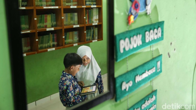 Sentuhan Teknologi Ubah Cara Belajar di Madrasah Sejumlah siswa-siswi belajar bahasa arab dengan sistem digital dan membaca buku dari perpustakaan digital di kawasan Madrasah Ibtidaiyah Negeri 20, Rorotan, Jakarta Utara, Kamis (9/10/2025)