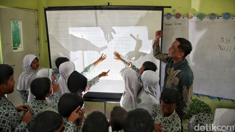 Sentuhan Teknologi Ubah Cara Belajar di Madrasah Sejumlah siswa-siswi belajar bahasa arab dengan sistem digital dan membaca buku dari perpustakaan digital di kawasan Madrasah Ibtidaiyah Negeri 20, Rorotan, Jakarta Utara, Kamis (9/10/2025)