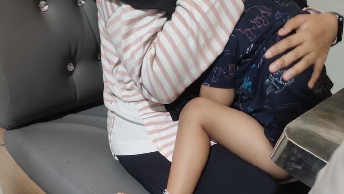 Seorang anak terkena lemparan batu di KA rute Medan-Rantauprapat. (dok. KAI Sumut)