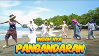 Rayakan ulang tahun sang ibu, yaitu Umi Kalsum, Ayu Ting Ting ajak keluarga besar untuk liburan dan makan-makan di Pangandaran. Foto: YouTube Qiss You TV