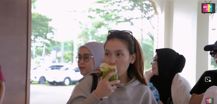 Seru! Ayu Ting Ting Rayakan Ultah Sang Ibu dengan Makan-makan di Pangandaran