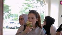 Lewat akun YouTubenya, penyanyi dan presenter ini tampak mengajak keluarga besarnya ke sebuah villa mewah di Pangandaran. Foto: YouTube Qiss You TV