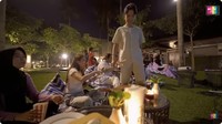 Pada malam hari, Ayu Ting Ting dan keluarga besarnya kompak ngemil popcorn sambil nonton film di taman yang ada di villa. Foto: YouTube Qiss You TV